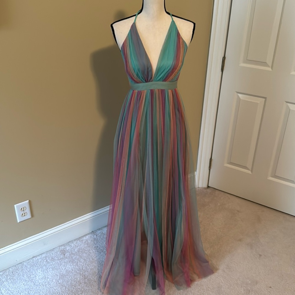 Fully lined gown. Lingerie straps. Sheer organza over lining. Size S.